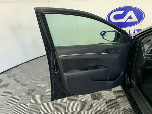 Used 2019 Hyundai Elantra SE w/ Winter Weather Package FWD image 13