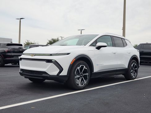 New 2026 Chevrolet Equinox EV LT image 2