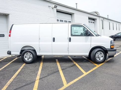 New 2026 Chevrolet Express 2500 w/ Communications Package RWD image 5