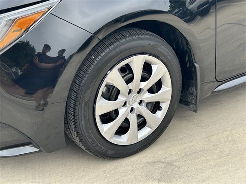 Certified 2025 Toyota Corolla LE image 9