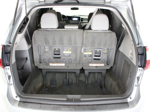 Used 2015 Toyota Sienna XLE Premium FWD image 35
