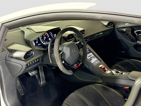 Used 2022 Lamborghini Huracan EVO RWD image 15