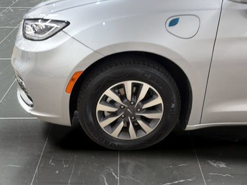 Used 2023 Chrysler Pacifica Touring-L FWD image 27