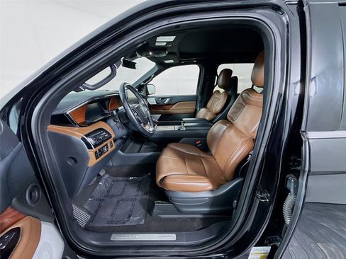 Used 2023 Lincoln Navigator Reserve AWD/4WD image 2