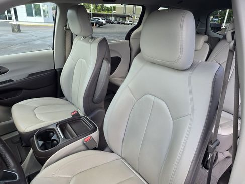 Used 2017 Chrysler Pacifica Touring-L FWD image 14
