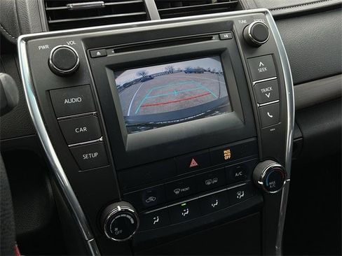 Used 2017 Toyota Camry image 19