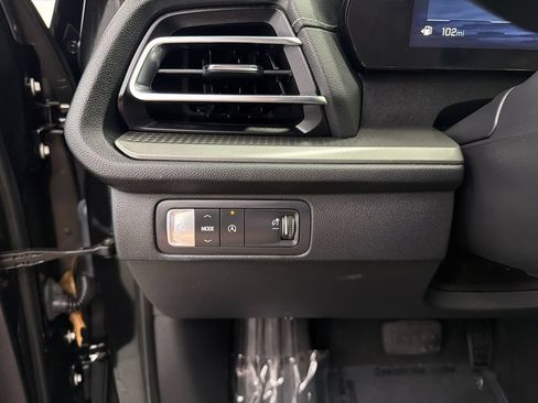 Used 2025 Chevrolet Traverse LT w/ Driver Confidence Package FWD image 32
