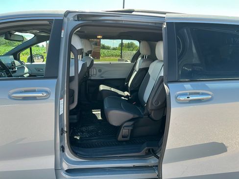 Used 2023 Toyota Sienna XSE AWD/4WD image 20