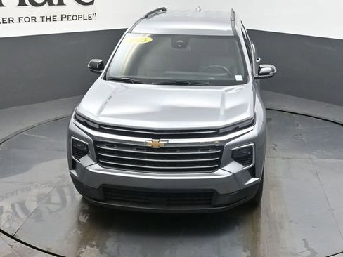 Used 2025 Chevrolet Traverse LT image 59