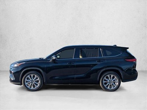 Used 2022 Toyota Highlander Limited FWD image 7