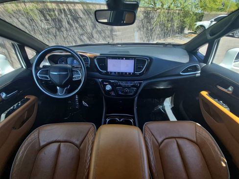Used 2021 Chrysler Pacifica Pinnacle FWD image 14