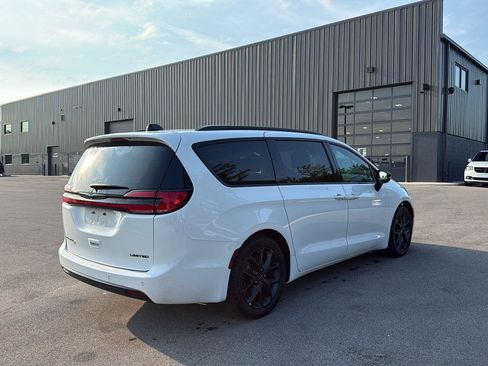 Used 2025 Chrysler Pacifica Limited FWD image 3