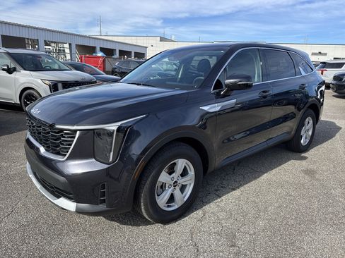 Certified 2025 Kia Sorento LX image 3