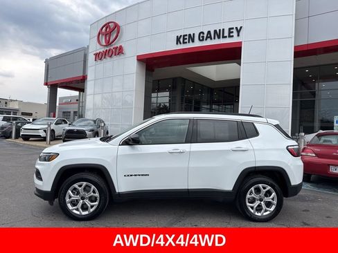 Used 2025 Jeep Compass Latitude image 3