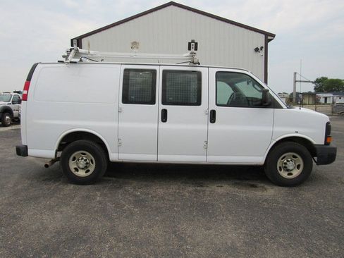 Used 2017 Chevrolet Express 2500 RWD image 2
