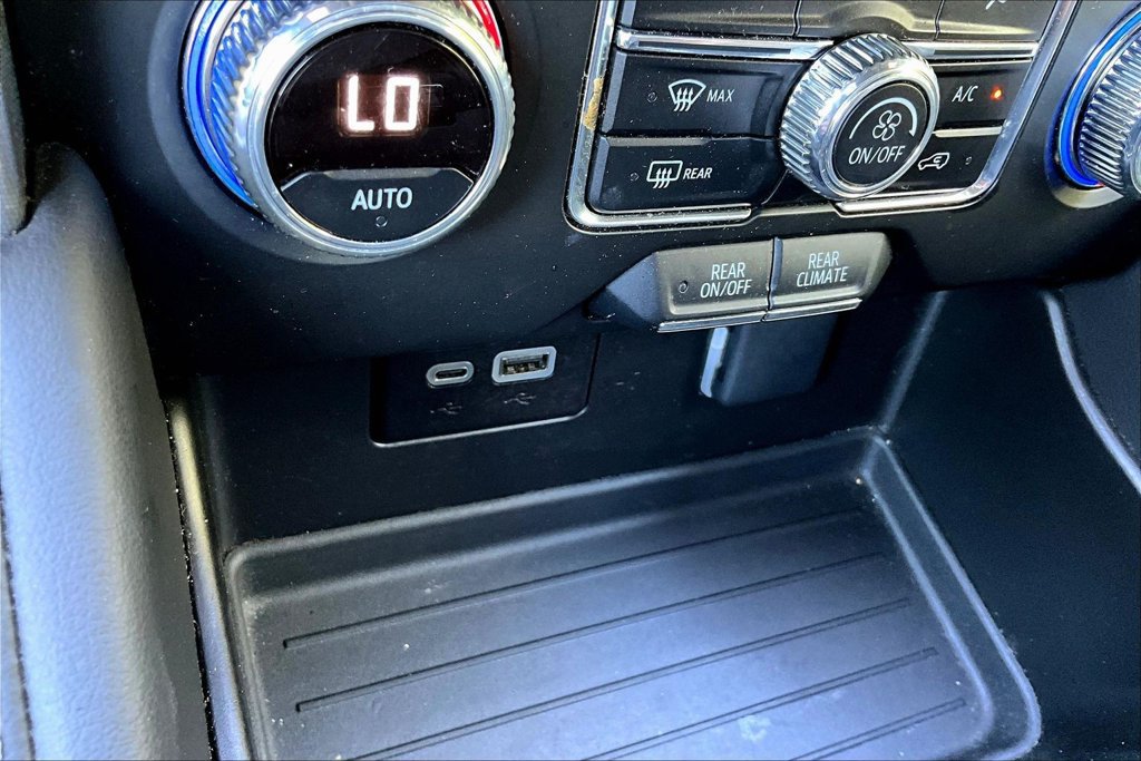 Used 2024 GMC Yukon XL SLE AWD/4WD image 18