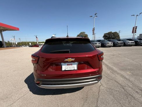 Used 2025 Chevrolet Trax LT w/ LT Convenience Package image 5