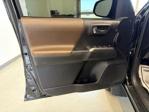 Used 2021 Toyota Tacoma Limited AWD/4WD image 17