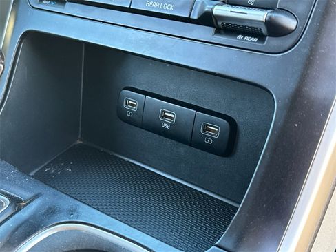 Used 2022 Kia Carnival LX image 15