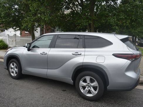 Used 2025 Toyota Highlander LE FWD image 9