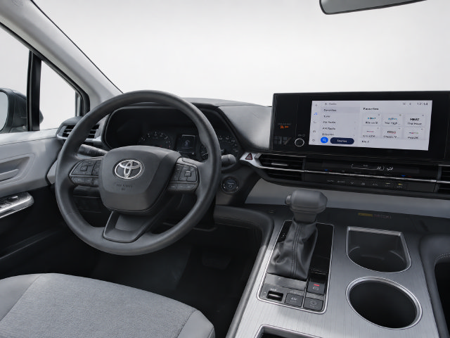 Used 2025 Toyota Sienna LE FWD image 4