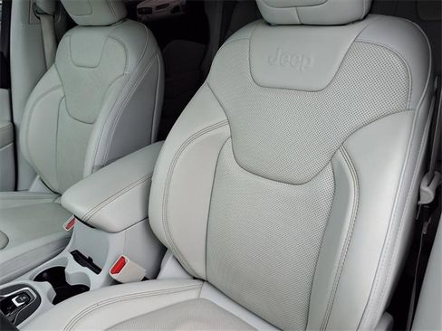 Used 2019 Jeep Cherokee Limited w/ Luxury Group image 6