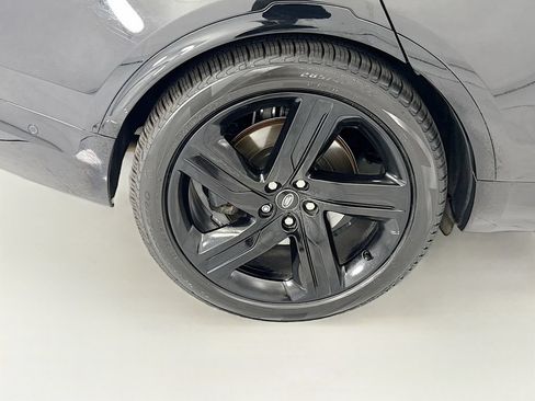 Used 2024 Land Rover Discovery Metropolitan Edition AWD/4WD image 32