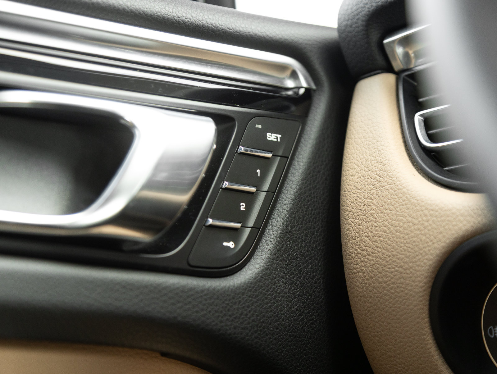 Certified 2024 Porsche Macan AWD/4WD image 18