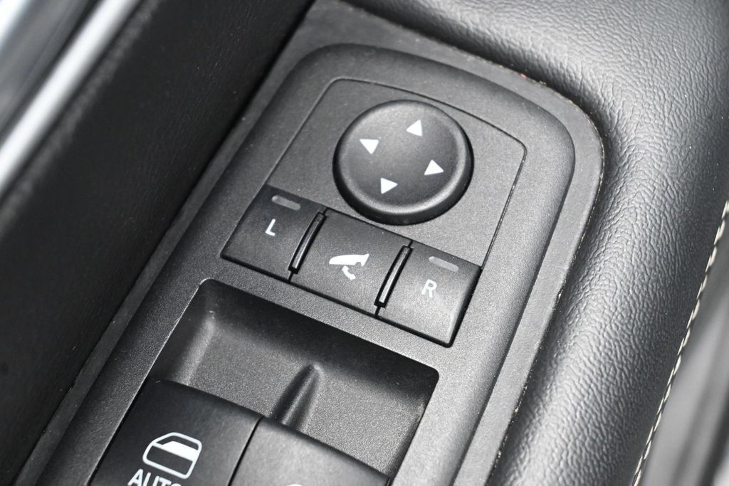 Used 2025 Chrysler Pacifica Limited FWD image 12