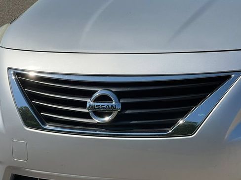 Used 2013 Nissan Versa SV FWD image 28