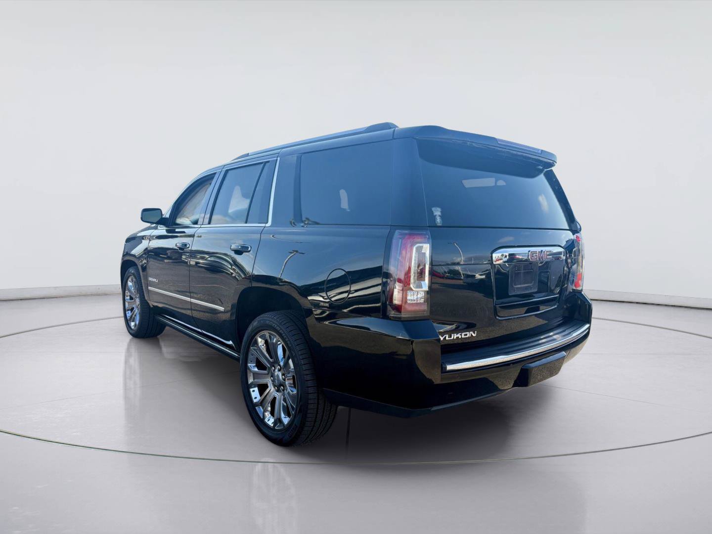 Used 2016 GMC Yukon Denali w/ Open Road Package AWD/4WD image 3