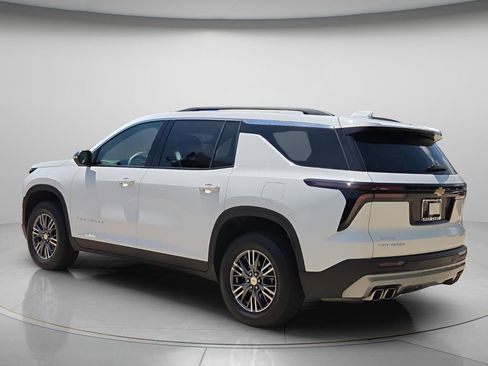 Used 2024 Chevrolet Traverse LT w/ Trailering Package FWD image 6