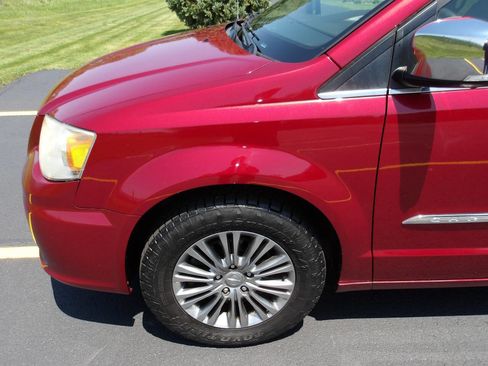 Used 2013 Chrysler Town & Country Touring-L w/ Driver Convenience Group FWD image 29
