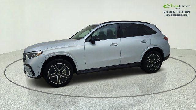Used 2025 Mercedes-Benz GLC 300 4MATIC image 3