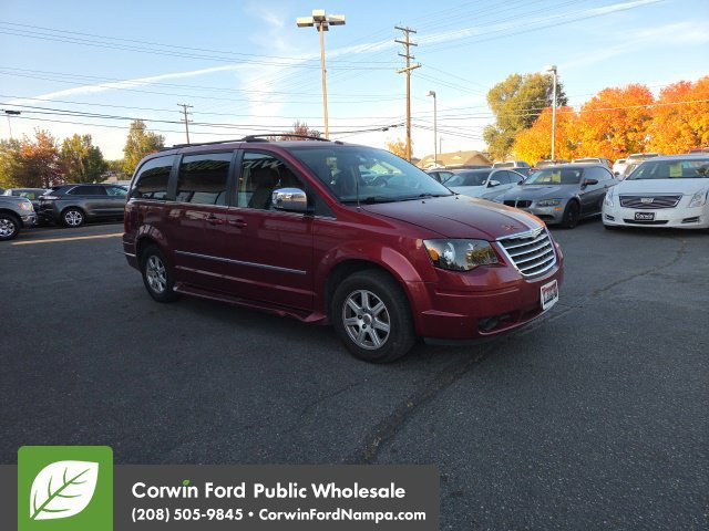 Used 2010 Chrysler Town & Country Touring w/ Entertainment Group #2 FWD image 4