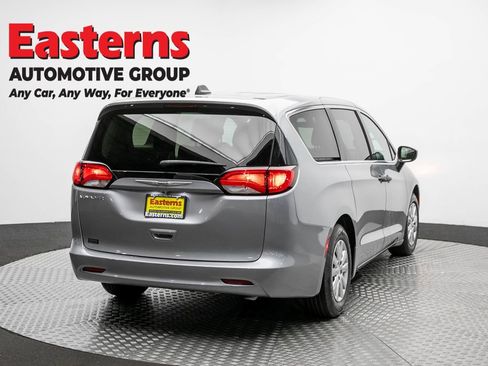 Used 2021 Chrysler Voyager L FWD image 5