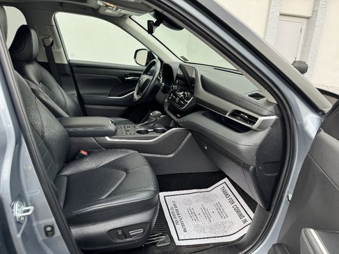 Used 2023 Toyota Highlander XLE AWD/4WD image 15