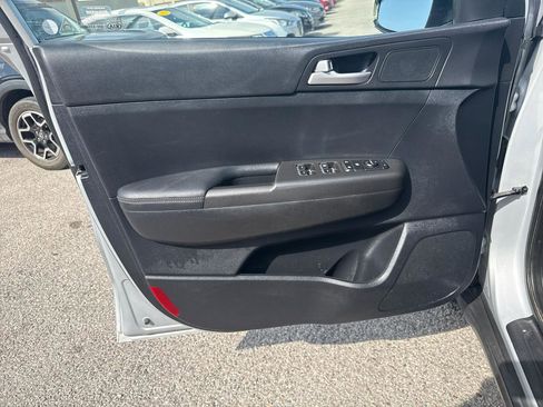Used 2019 Kia Sportage LX image 11