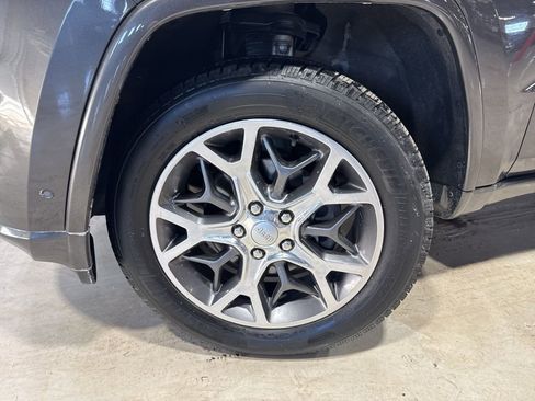 Used 2020 Jeep Grand Cherokee Overland image 2