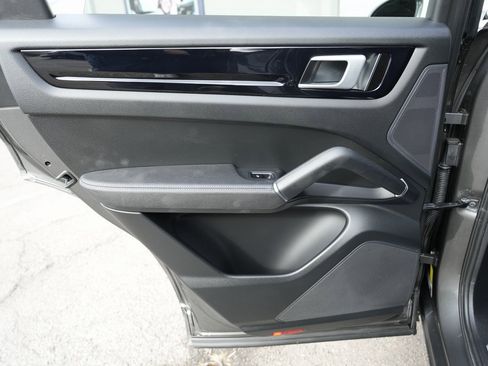 Used 2020 Porsche Cayenne image 32
