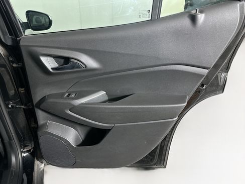 Used 2025 Chevrolet Trax LT FWD image 27