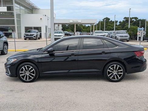 Used 2025 Volkswagen Jetta SE FWD image 3