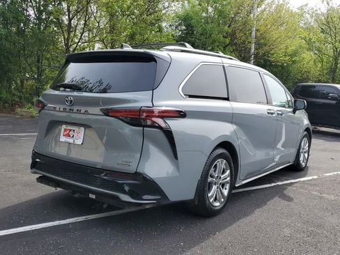 Used 2023 Toyota Sienna XSE w/ XSE Plus Package AWD/4WD image 4