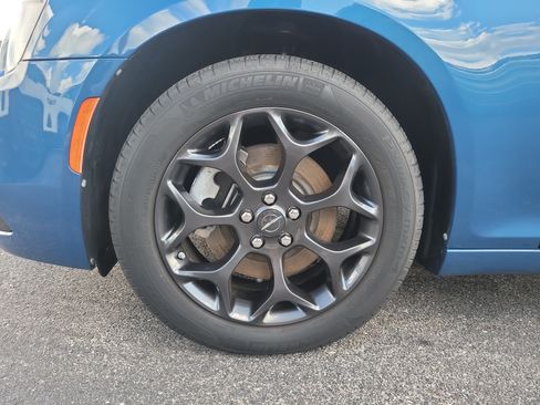 Used 2022 Chrysler 300 Touring w/ Sport Appearance Package AWD/4WD image 9