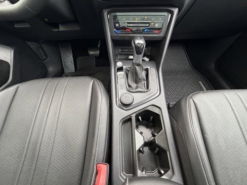 Used 2022 Volkswagen Tiguan SE image 17