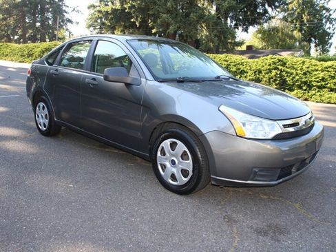 Used 2010 Ford Focus SE FWD image 2