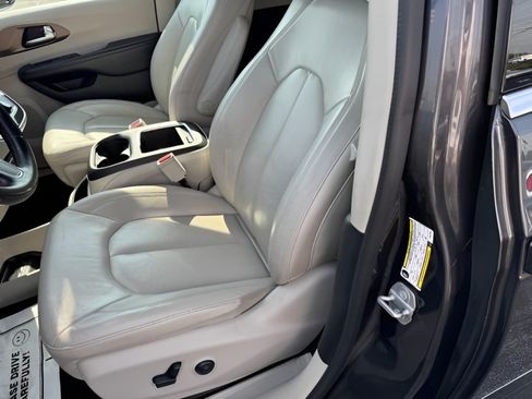 Used 2018 Chrysler Pacifica Touring-L Plus FWD image 22