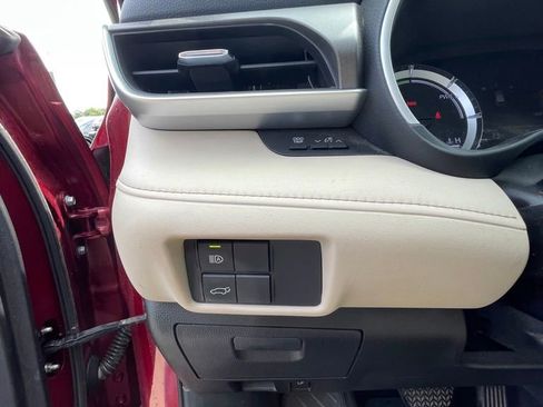 Used 2023 Toyota Highlander XLE FWD image 13