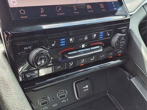 Used 2025 Jeep Grand Cherokee Limited w/ Luxury Tech Group II AWD/4WD image 9