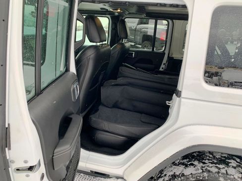 Used 2021 Jeep Wrangler Unlimited Sahara w/ Uconnect 4C Nav & Sound Group AWD/4WD image 8